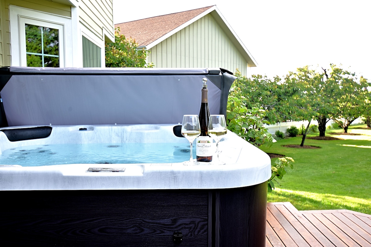 May Special! Hot Tub. Gas Grill. Water Views.