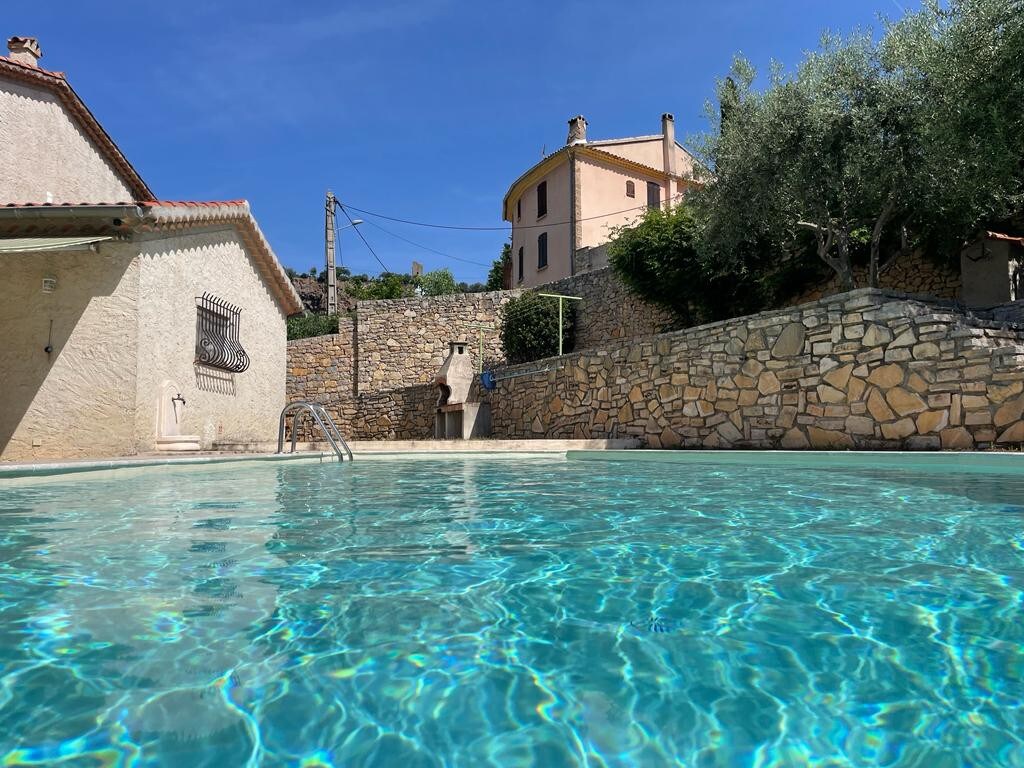 Piscine au cœur du village !