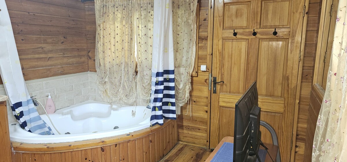 Dvir Holiday -舒适的双人小木屋，靠近避难所，带按摩浴缸
