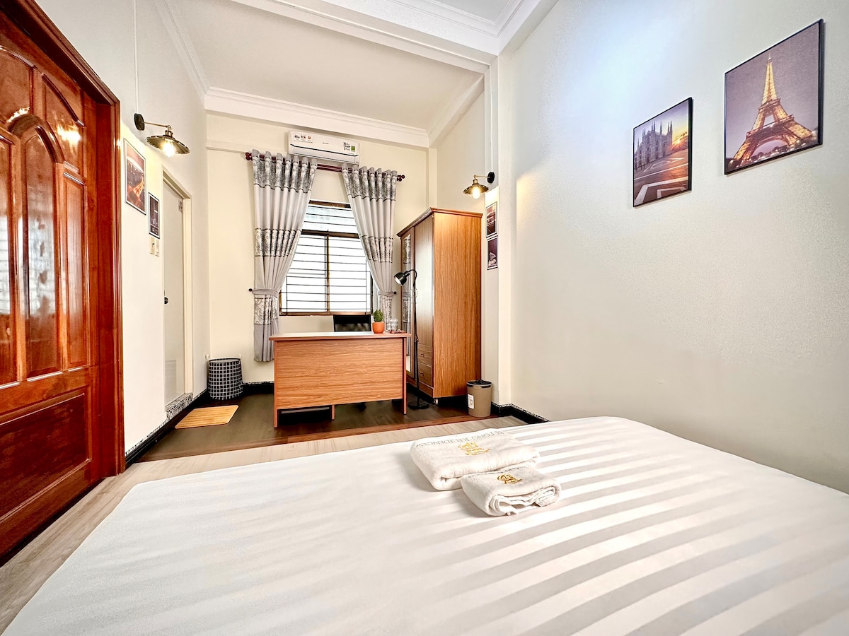 Private room, 300m from Ninh Kieu wharf.