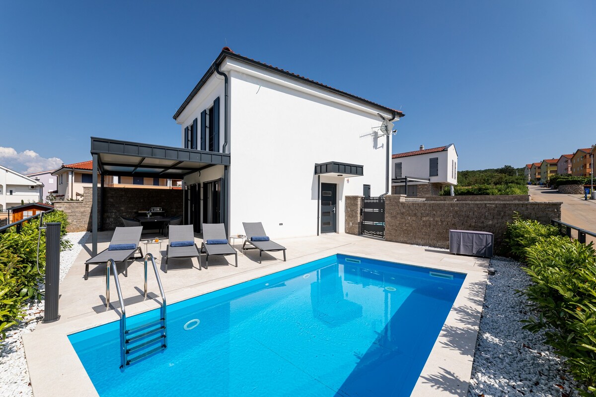 Villa Bella With A Heated Pool