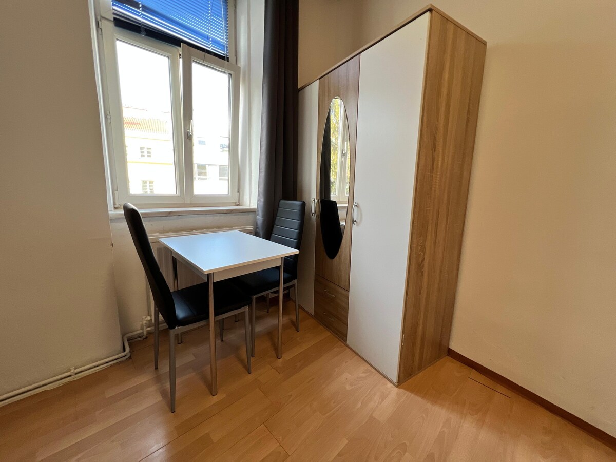 Friendly Private Room in shared Apt. Near Meidling