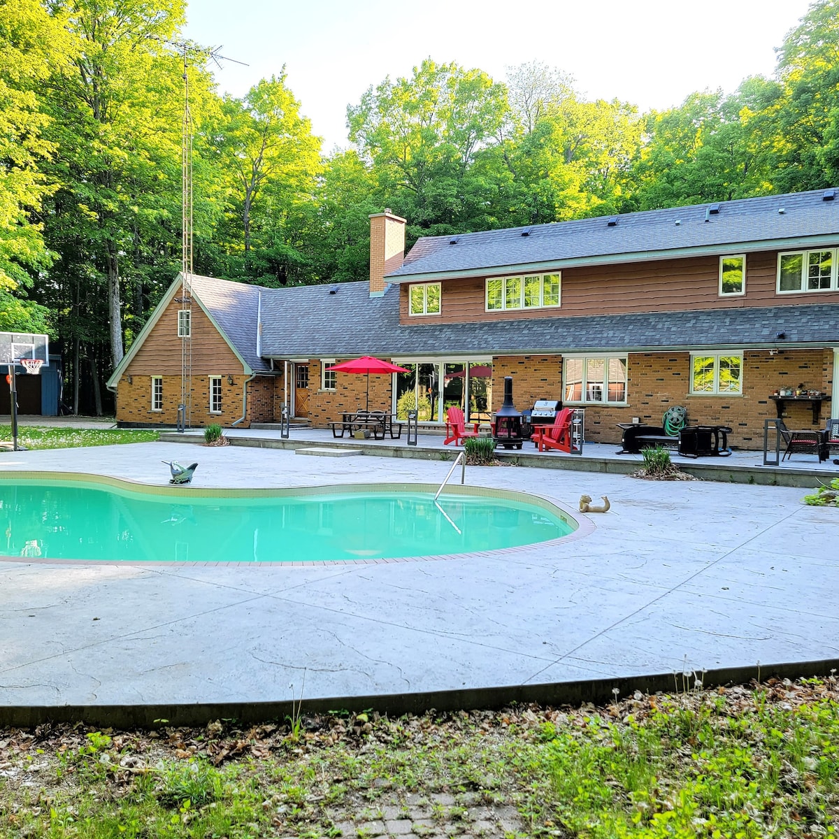 20 Acre of privacy with Heated Pool and Hot Tubs