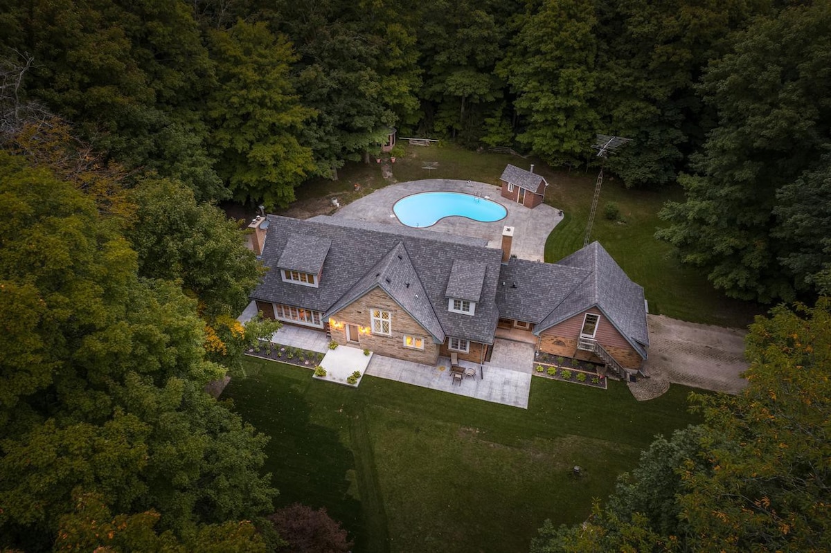 20 Acre of privacy with Heated Pool and Hot Tubs