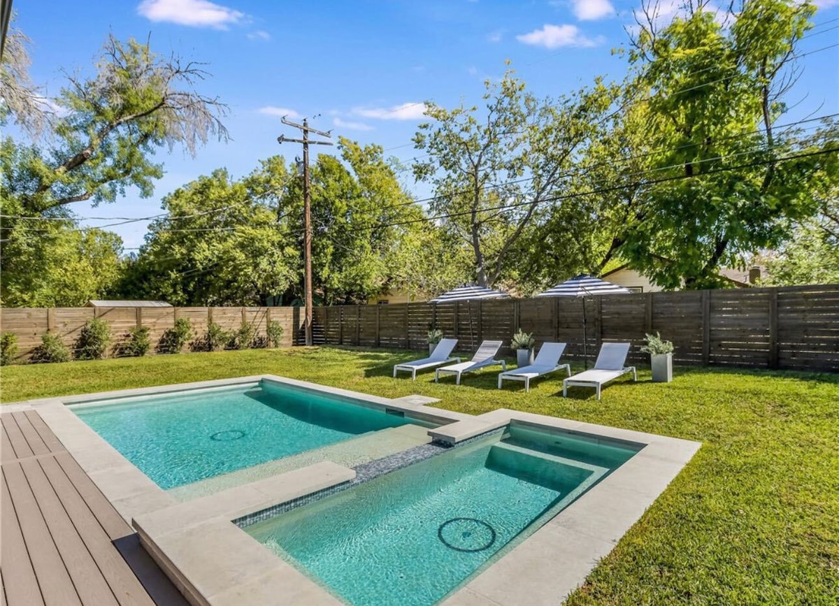 Lrg Luxury: Pool, Hot Tub, Modern Kitchen + Living