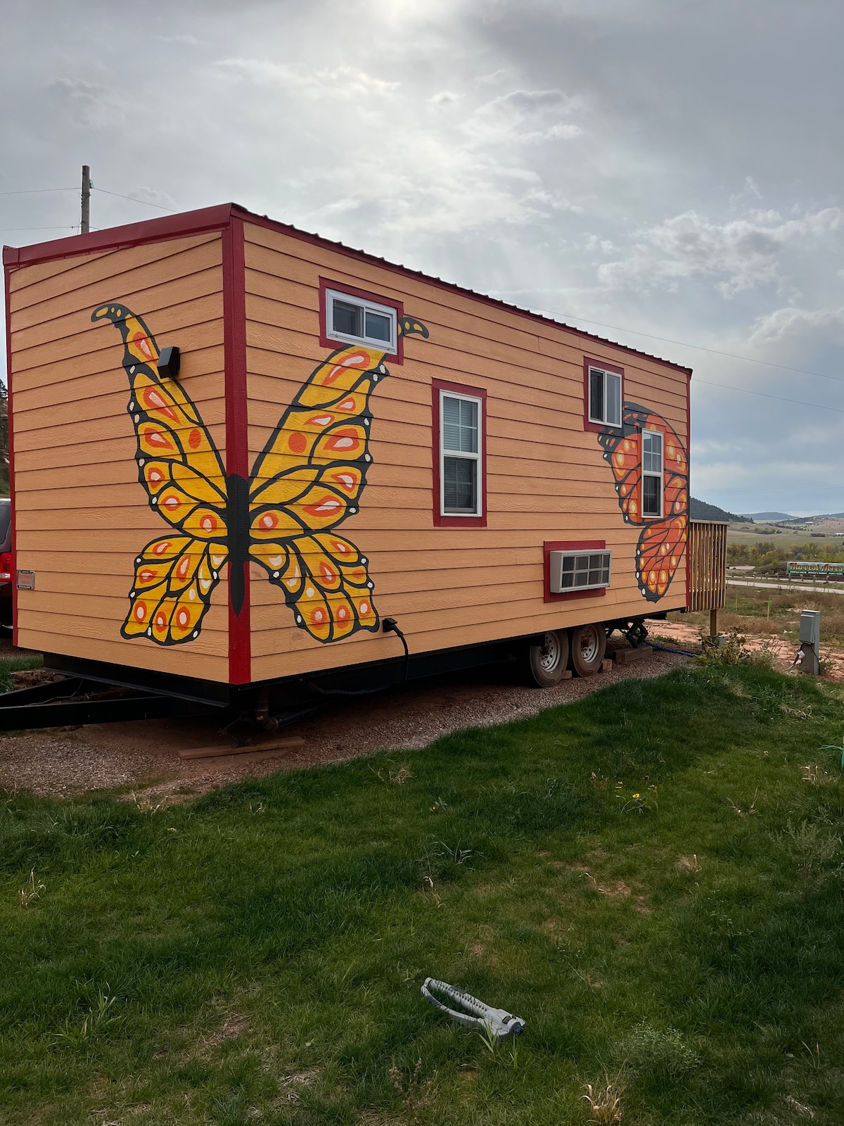 Bright Tiny House on Road to Mt Rushmore