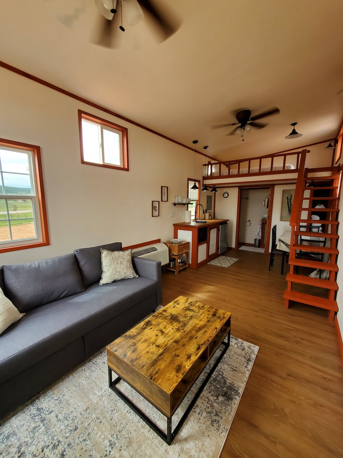 Bright Tiny House on Road to Mt Rushmore