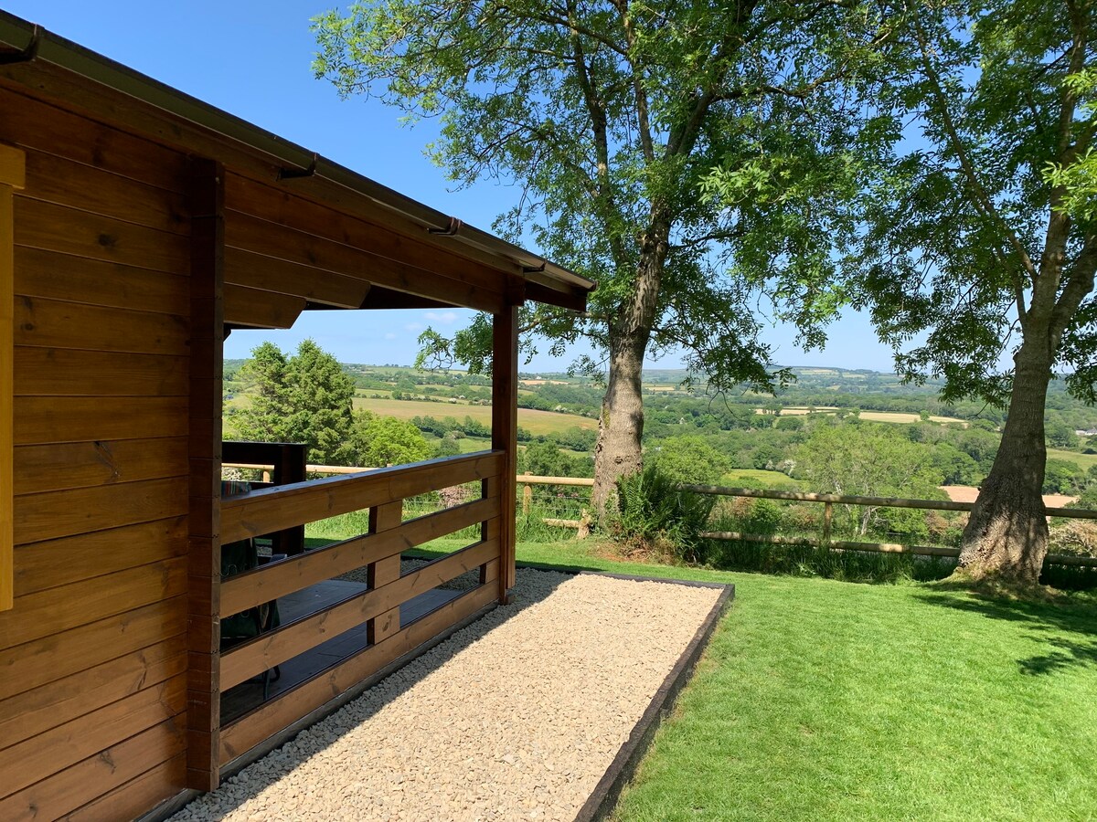 Cosy Cabin with valley views & pool