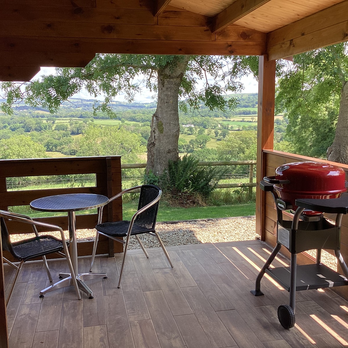 Cosy Cabin with valley views & pool