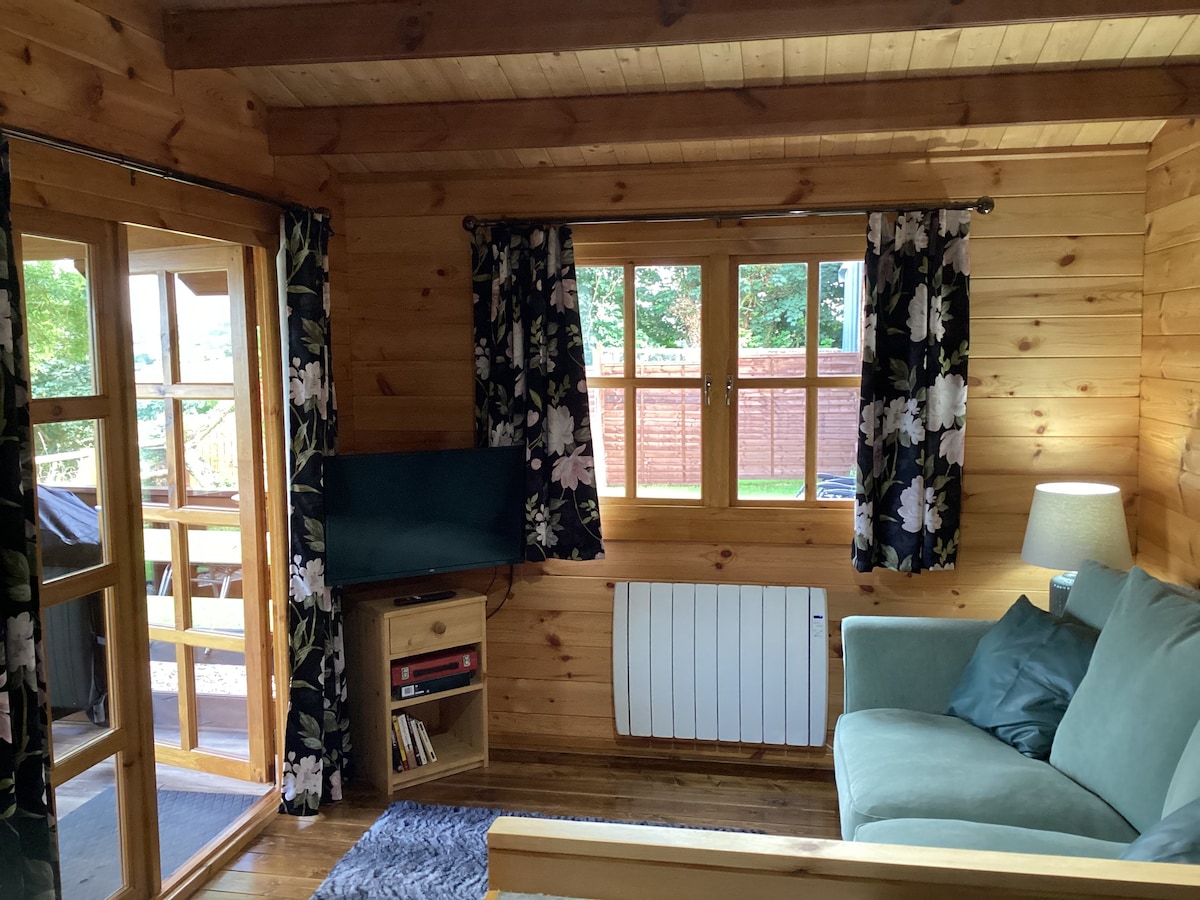 Cosy Cabin with valley views & pool