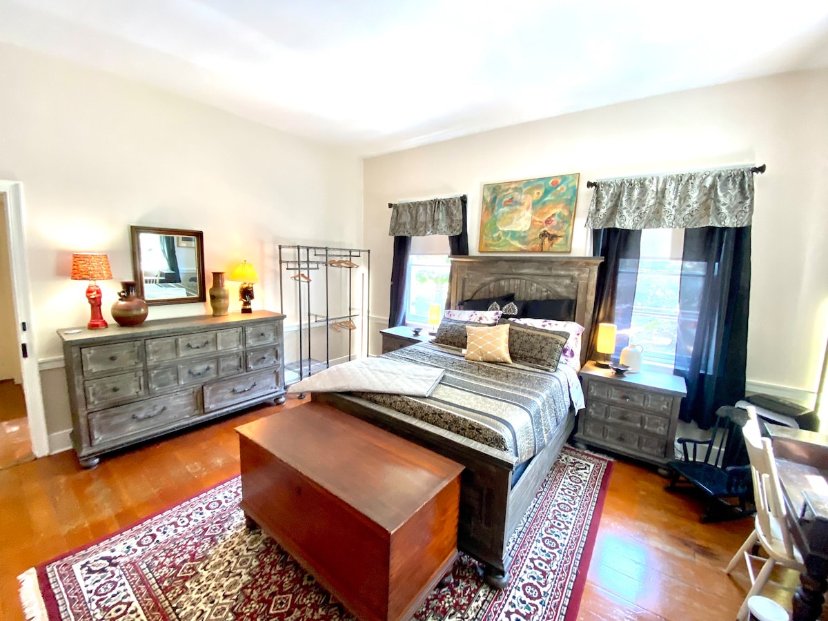 The Sunset Suite - Queen Bed, Private Bath