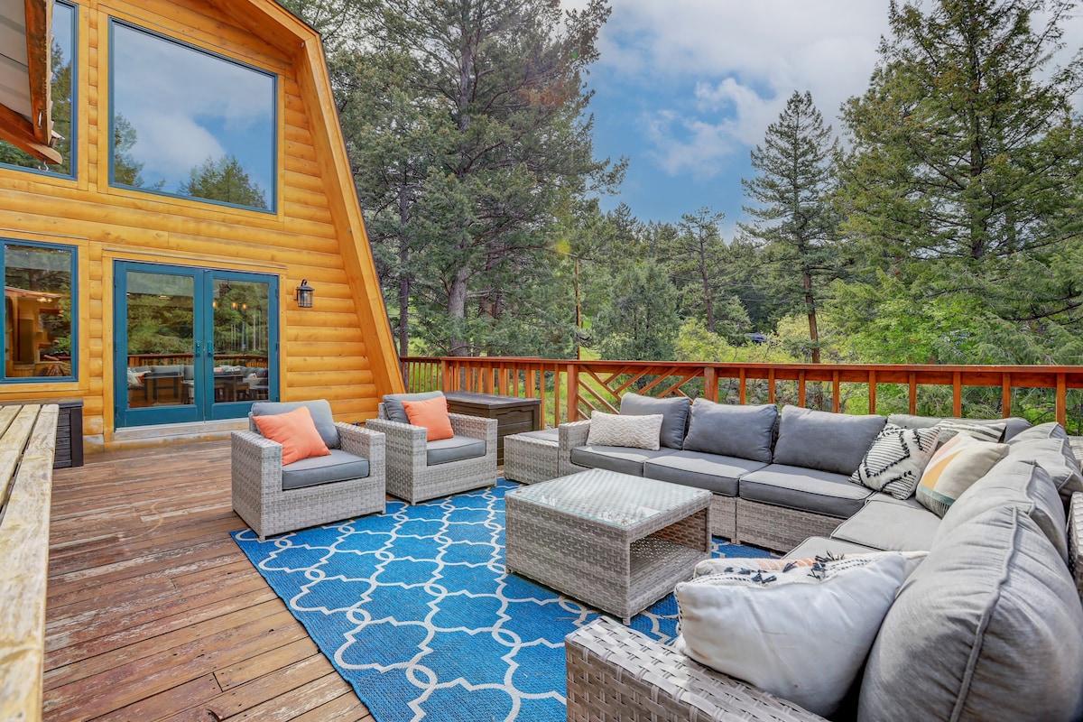 Mountain Retreat| Hot Tub | Huge Deck | Views |BBQ