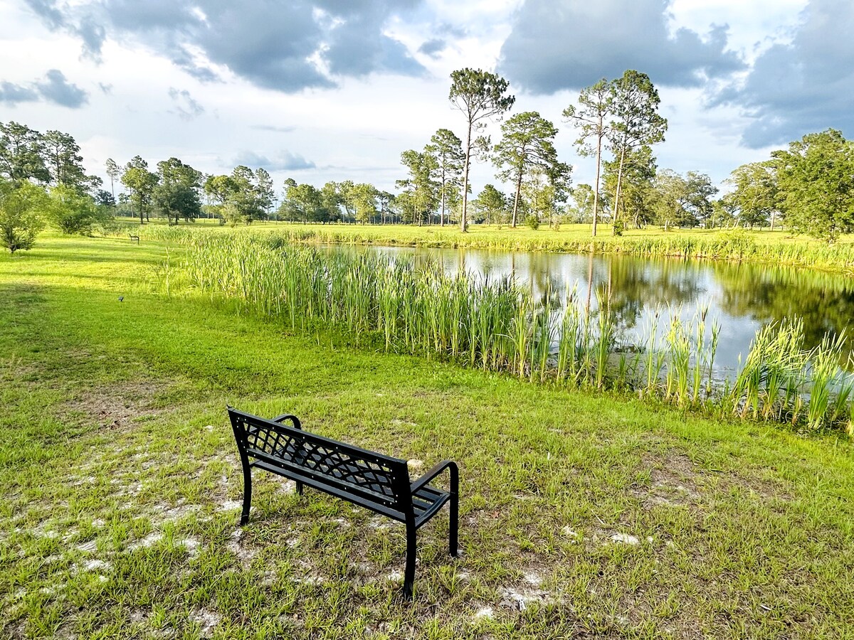 Lakefront Countryside Queen Suite | Ocala| 40 Acre