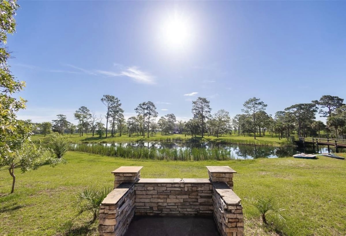 Lakefront Countryside Queen Suite | Ocala| 40 Acre