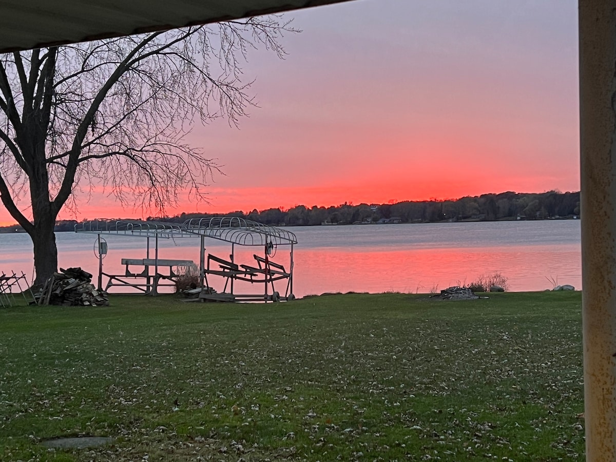 Gorgeous Lakefront Retreat with Waterside Bar Area