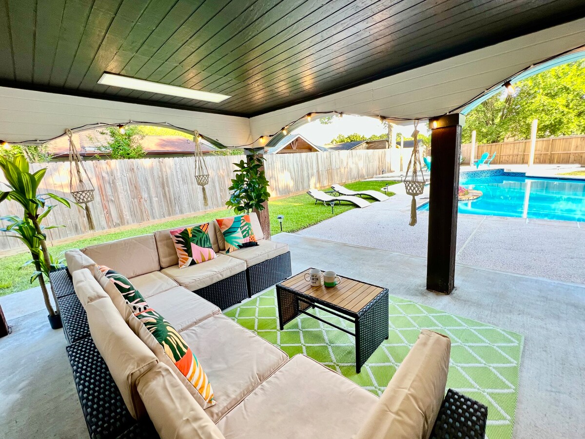 Poolside Paradise with 4 Cozy Bedroom & Pool Table