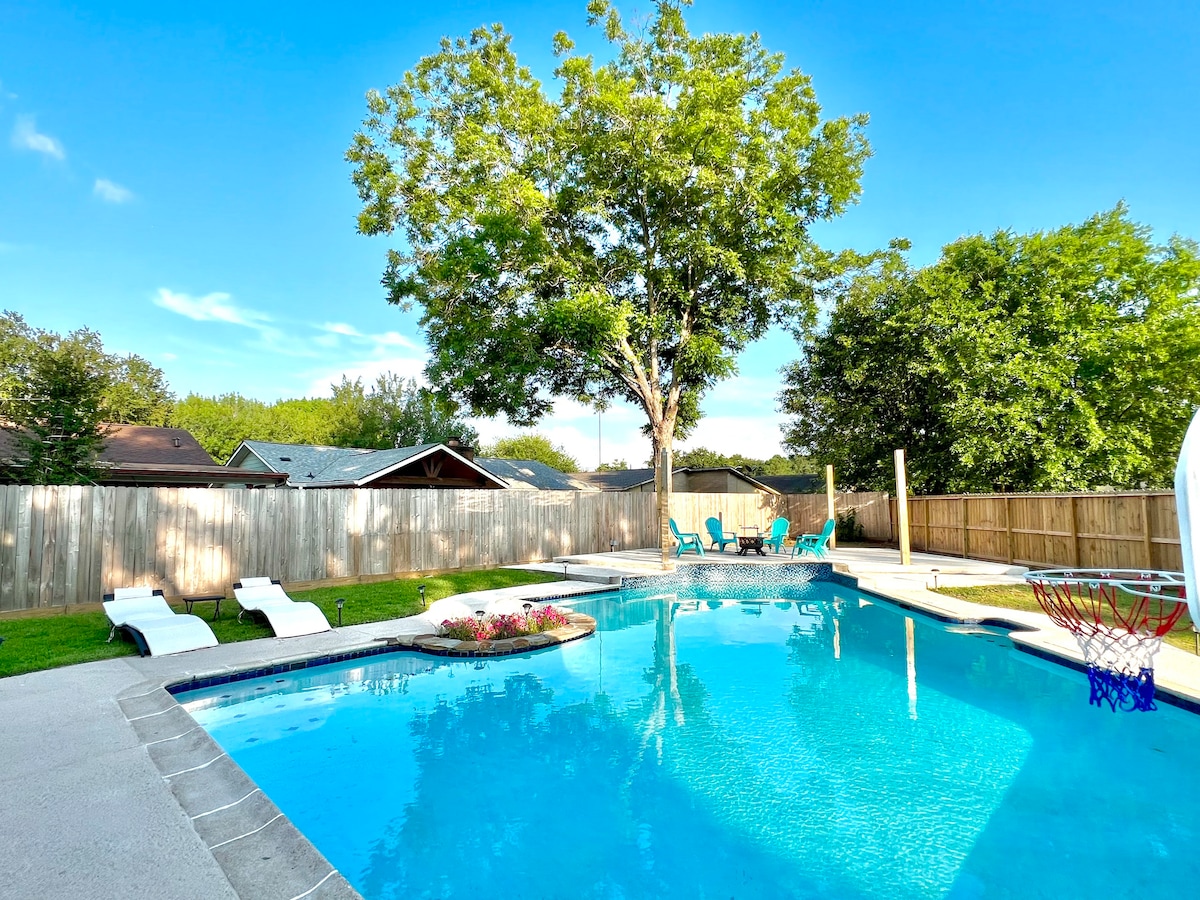 Poolside Paradise with 4 Cozy Bedroom & Pool Table