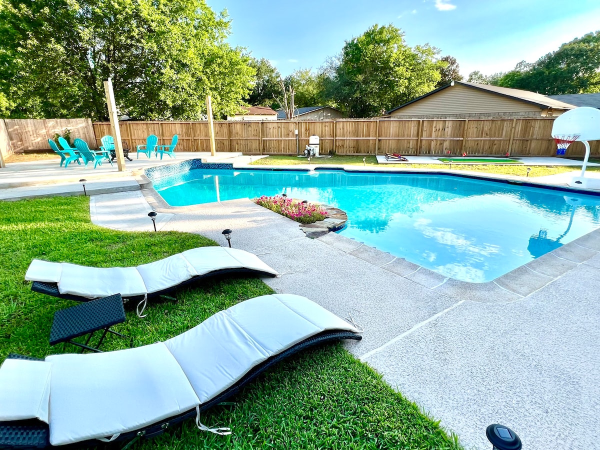 Poolside Paradise with 4 Cozy Bedroom & Pool Table