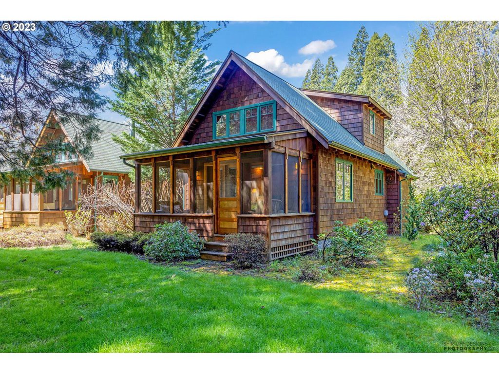 The Cozy, Riverfront "Whiskey Rock" Cabin