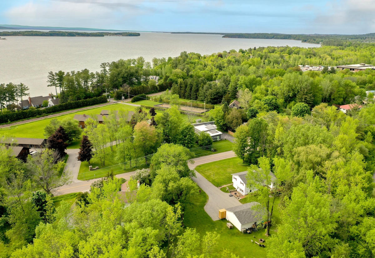 Shelburne Bayside Apartment