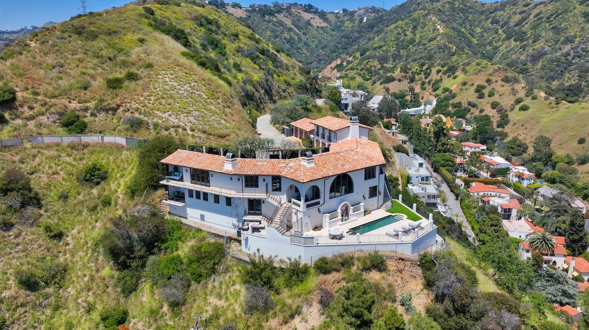 Hollywood Hills Luxury Estate w/ Pool & Views!