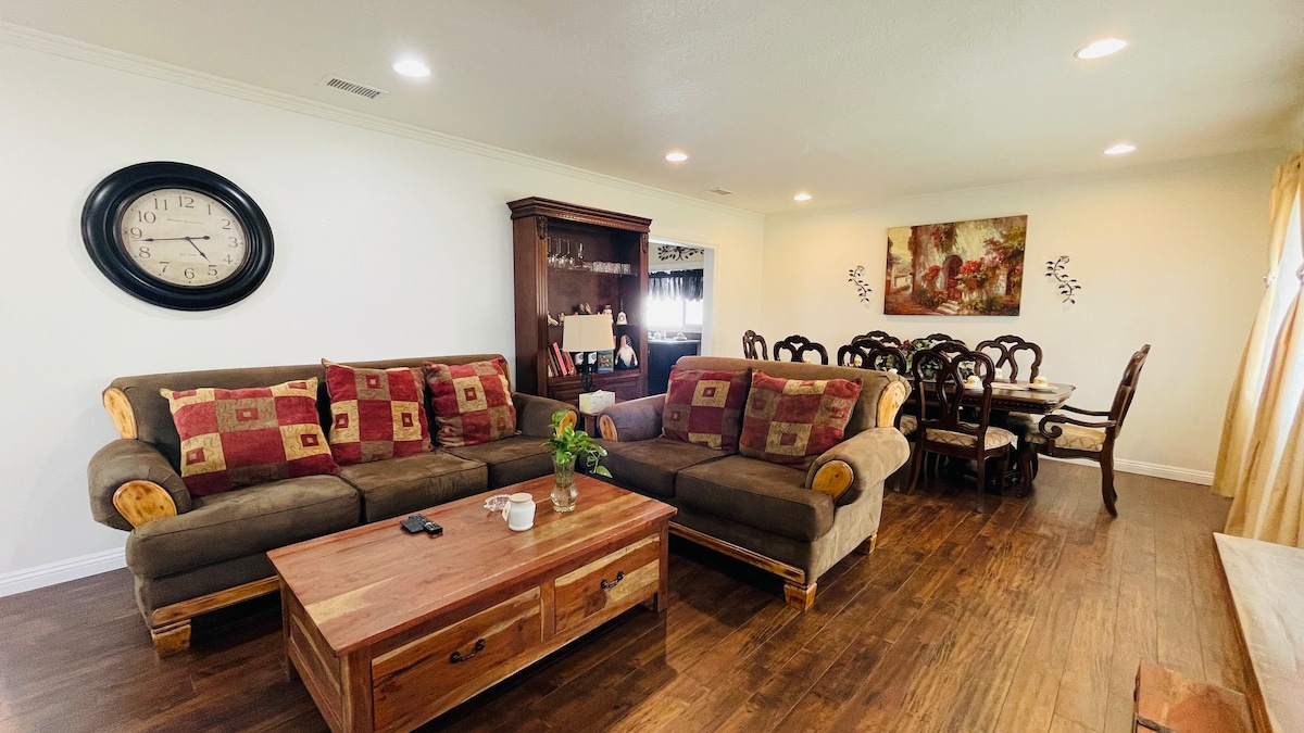 Pet-Friendly Haven with Jacuzzi&3B Close to Disney