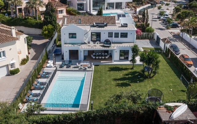 Beachside luxury family villa - sea views Marbella