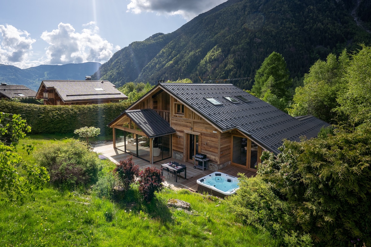 Spacious Chalet | View | Jacuzzi | Fireplace | BBQ