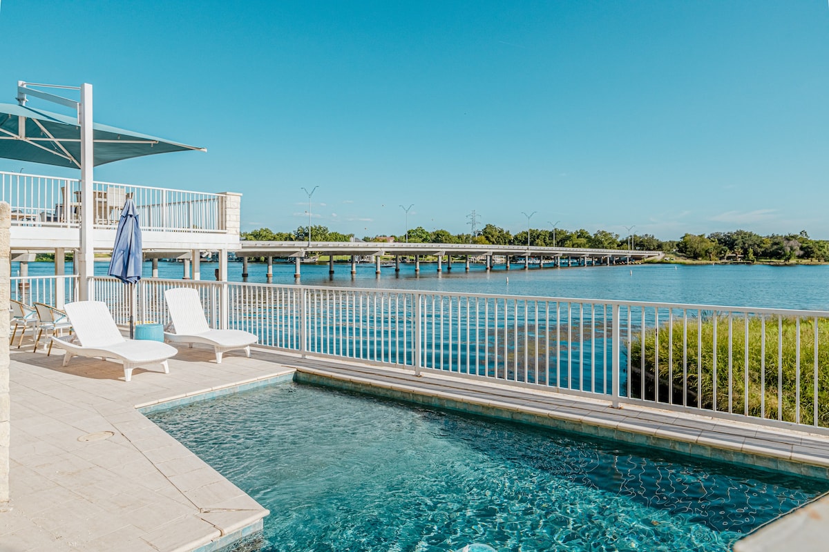 New Big Blue in LBJ Waterfront with a Private Pool