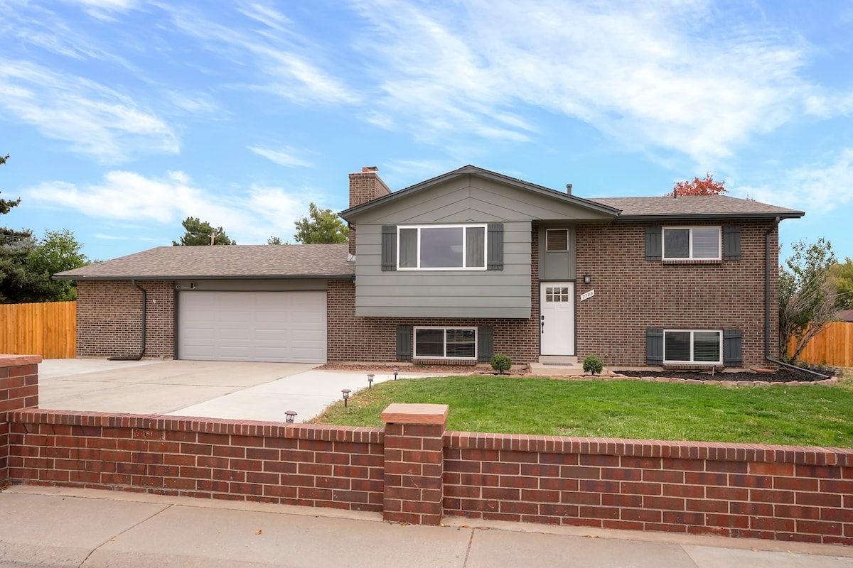 DenverStays | Bright 4BD Suburban Nest w/Garage!