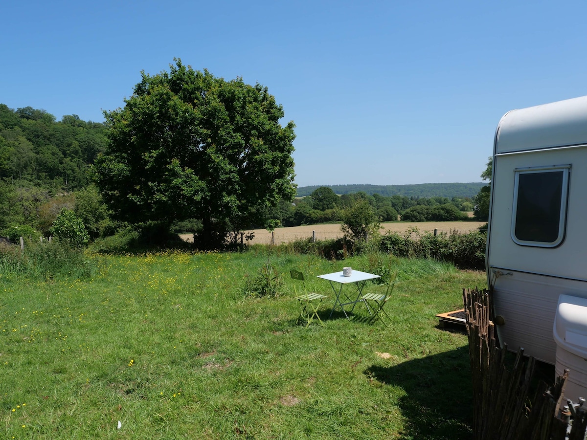 Caravane sous les pommiers