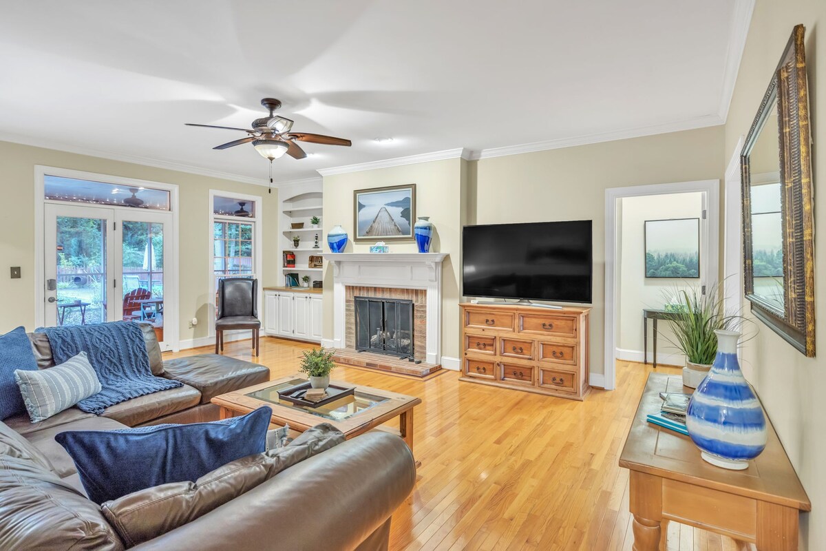 Serene 3BR by Lake Bowen, Pool & Game Room