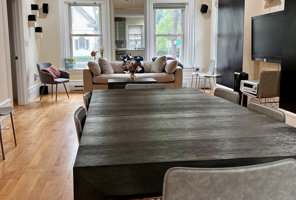 3BR Luxe Redbrick w/ Gym, Spa, Off-Street Parking