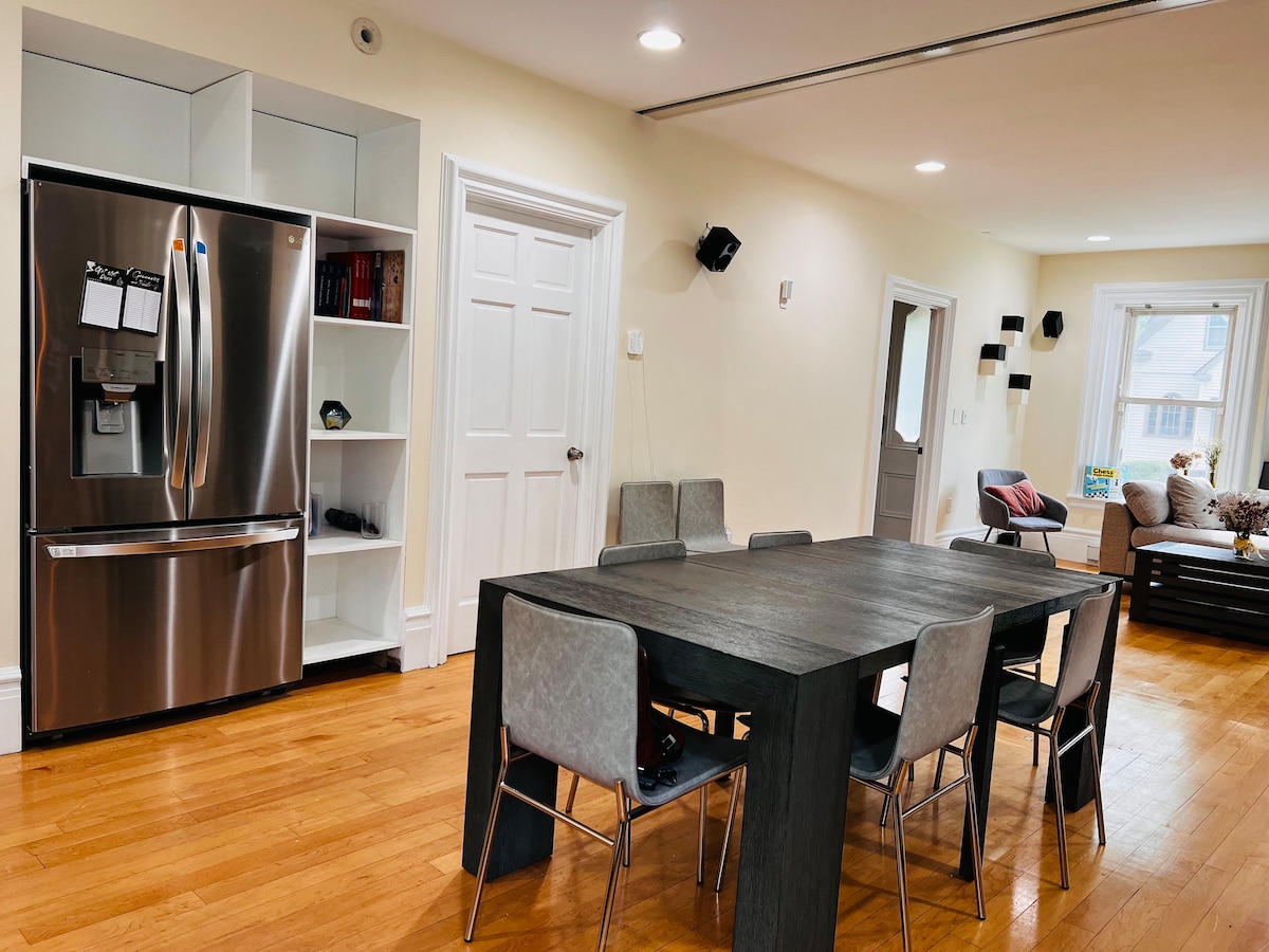 3BR Luxe Redbrick w/ Gym, Spa, Off-Street Parking