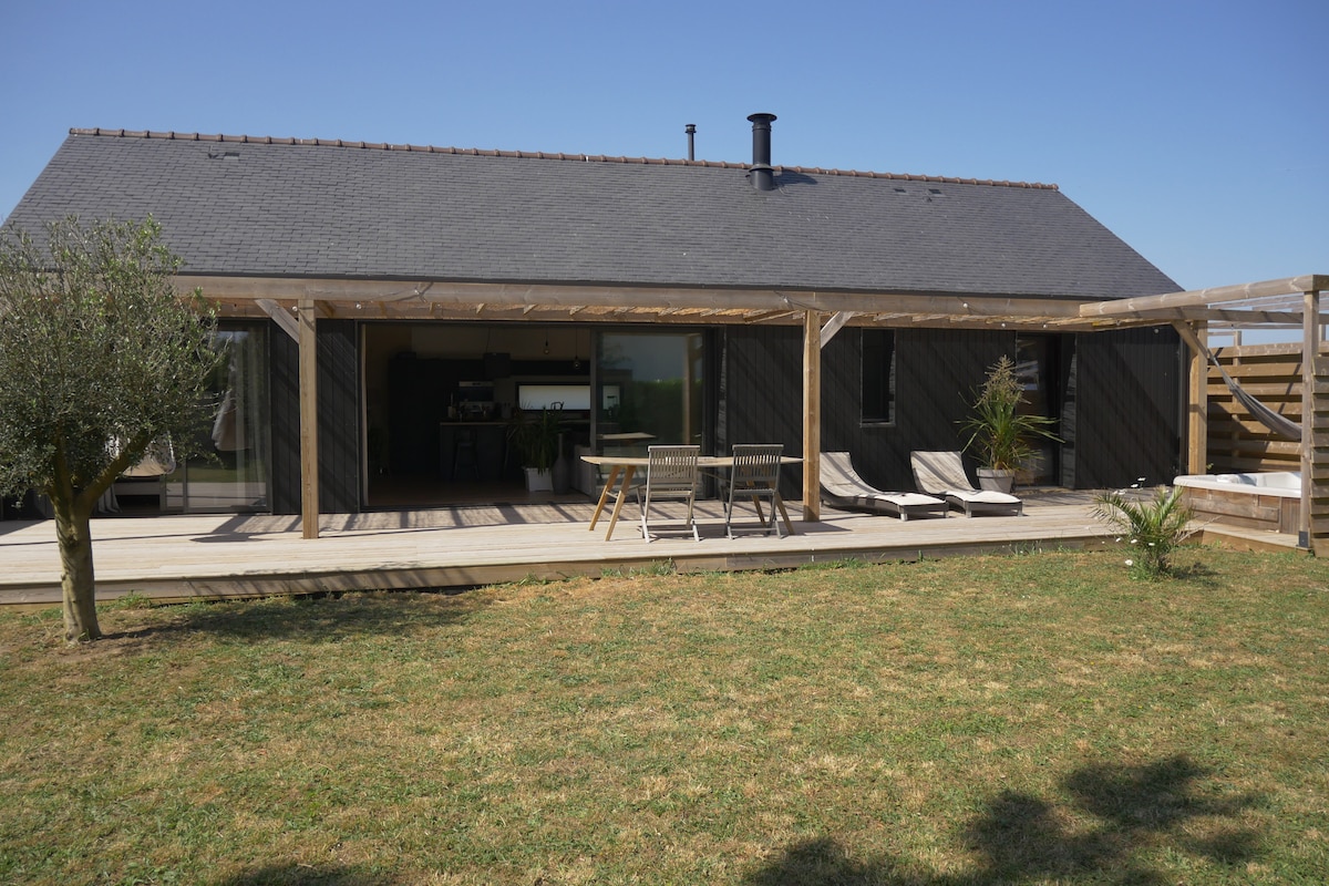 Maison bois avec jacuzzi et plage à pied (5 min)