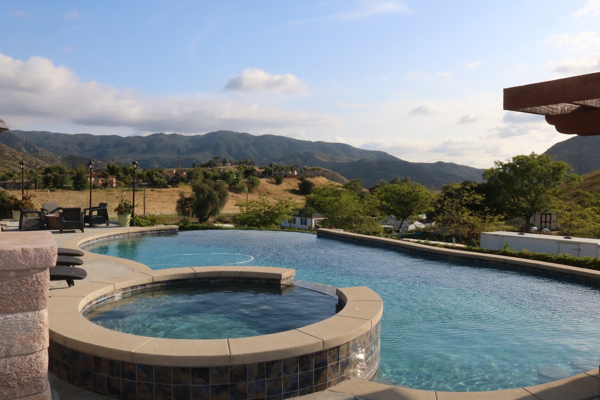 Home with Infinity Pool and Mountain View’s