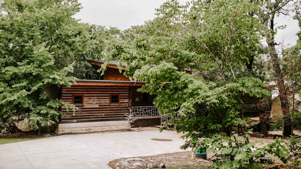 One of a kind luxury lake house w/swim & boat dock