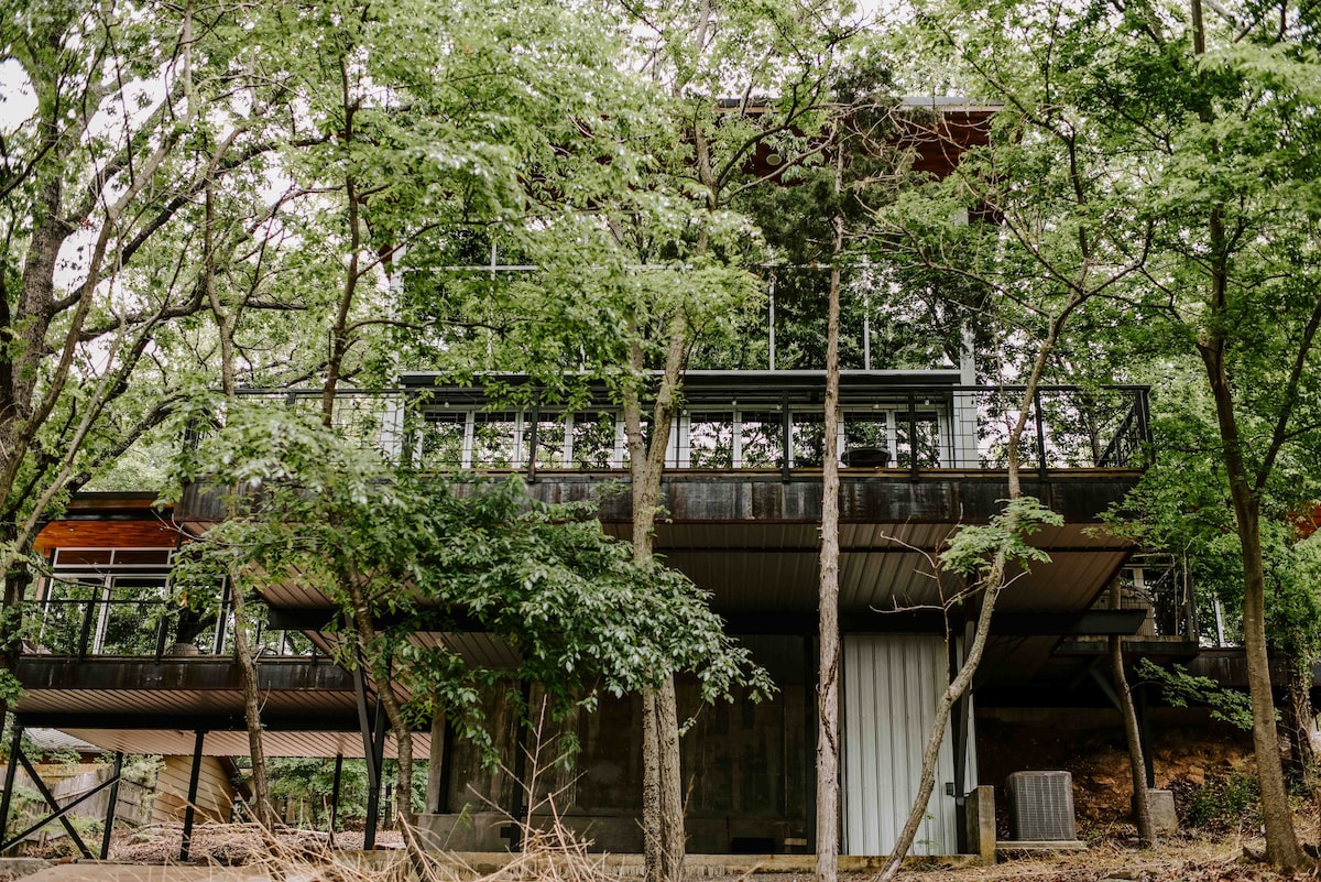 One of a kind luxury lake house w/swim & boat dock