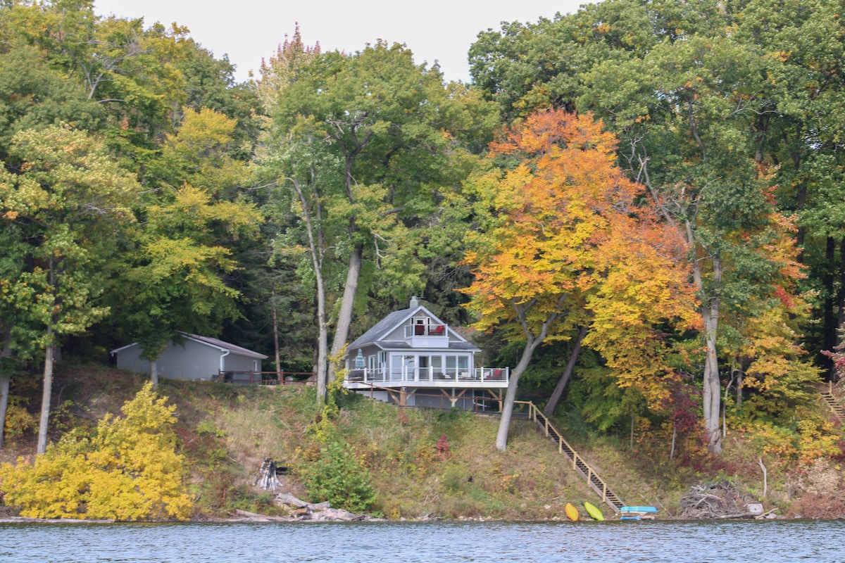 Peaceful Lakehouse with amazing view and hot tub