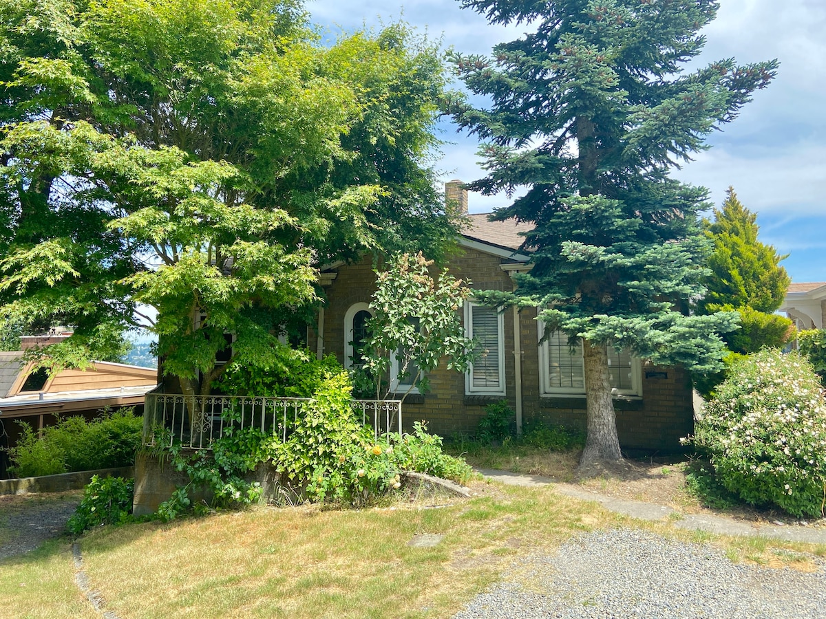 Peaceful Seattle Garden Suite in Fabulous Location