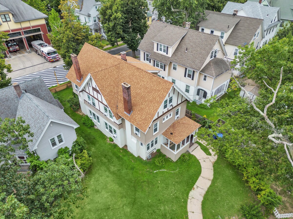 Stylish 4BR 2 Bathroom Home in Forest Park