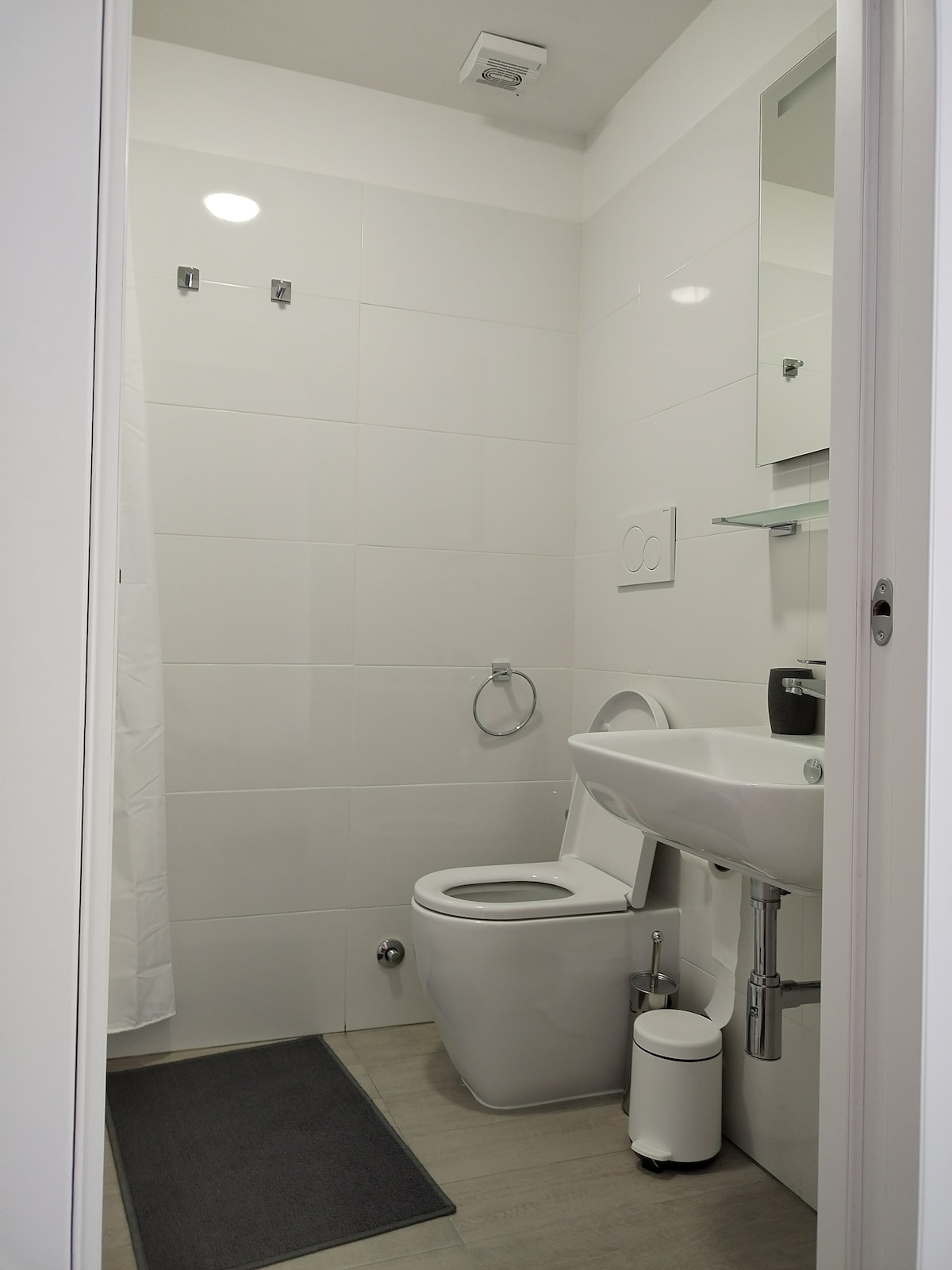 Luminosa stanza con bagno privato - zona Ostiense