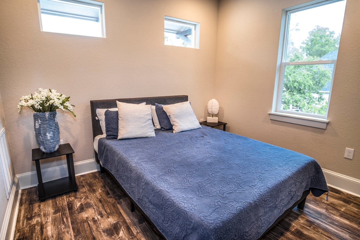 Find Solace in Cozy Guest House Near Downtown