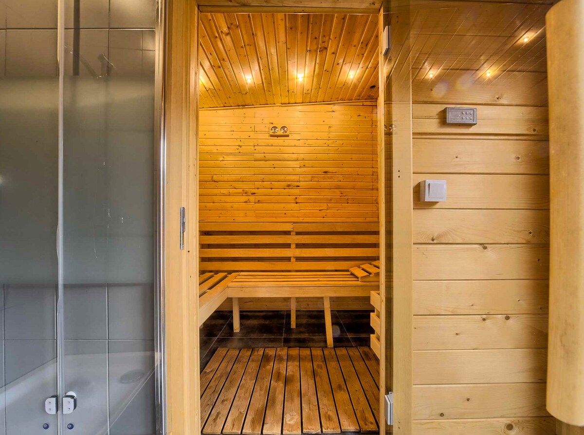 Spacious Coral Deluxe apartment jacuzzi sauna