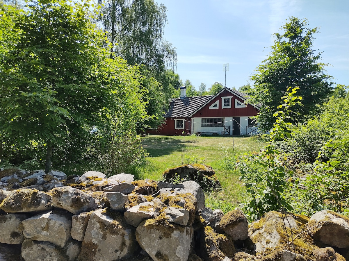 Sjönära stort hus i ostörd skog