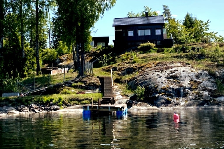 Vestvendt hytte med egen strand