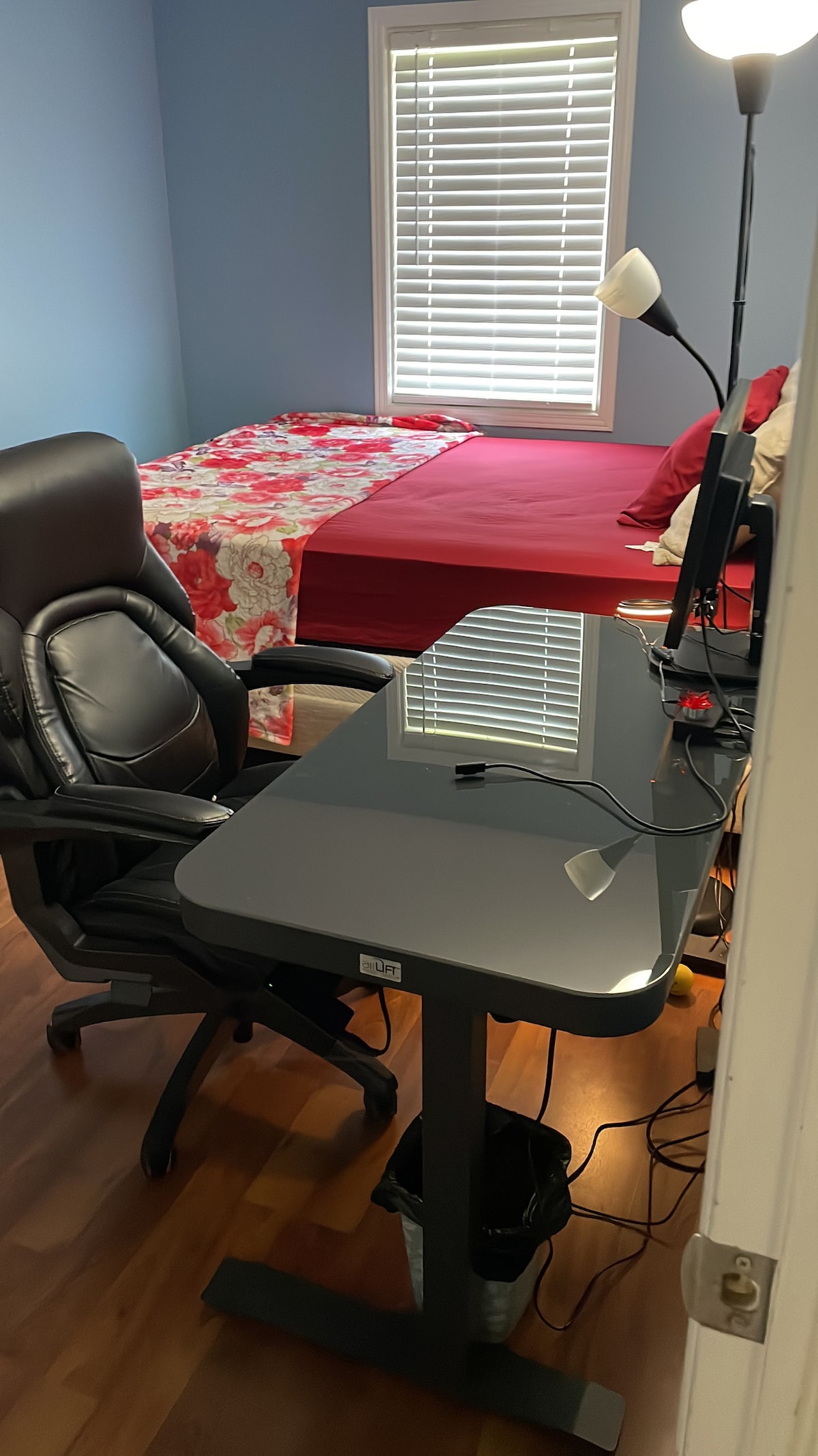 Private Room in Guelph - Queen bed + workstation