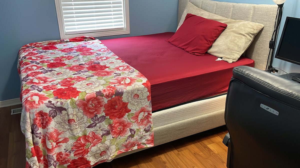 Private Room in Guelph - Queen bed + workstation