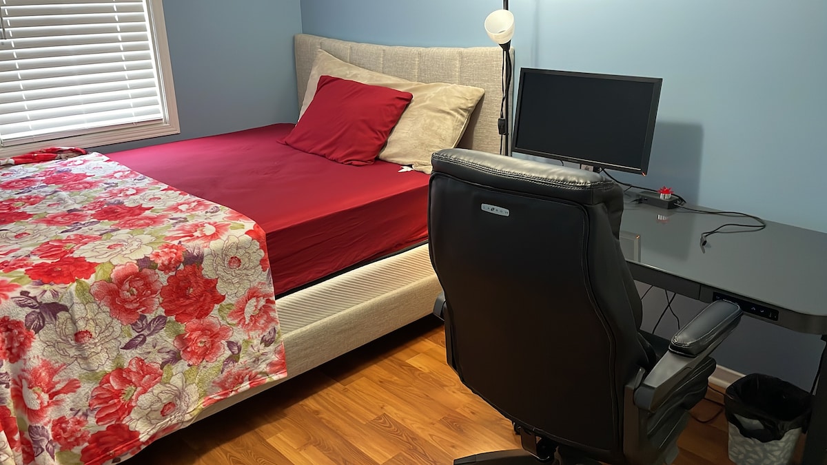 Private Room in Guelph - Queen bed + workstation