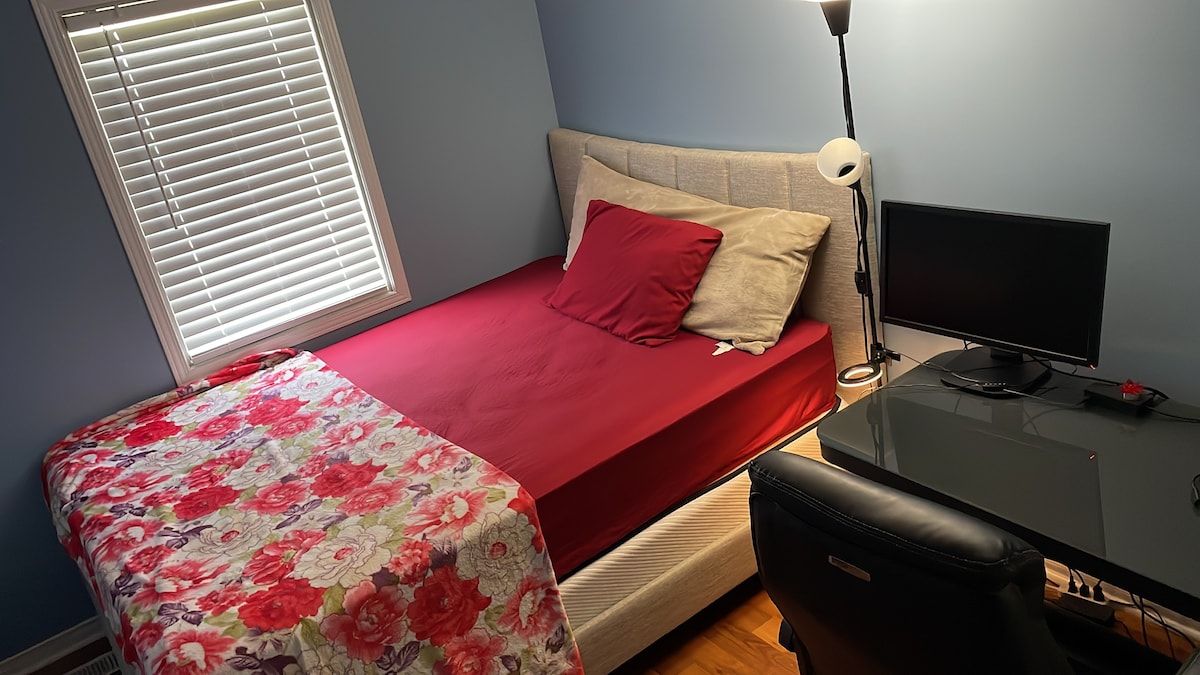 Private Room in Guelph - Queen bed + workstation